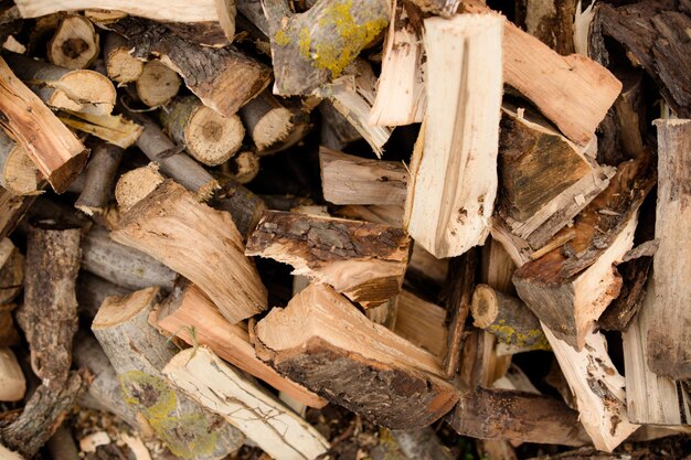 Zdjęcie pile of chopped firewood closeup