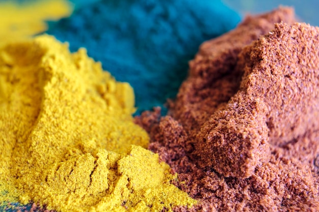 Pile papryki cayenne, kurkumy w proszku i spiruliny