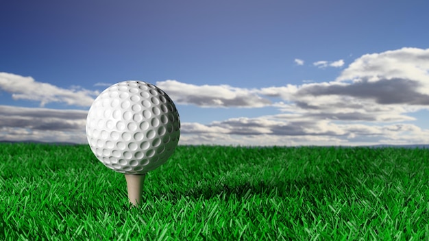 Piłeczka golfowa na trójniku na trawie z błękitnym niebem