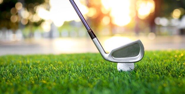 Piłeczka golfowa z bliska na trawie tee na zamazanym pięknym krajobrazie tła golfowego Koncepcja sportów międzynarodowych, które polegają na precyzyjnych umiejętnościach dla zdrowia relaksx9