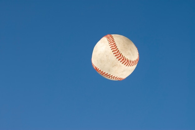 Zdjęcie piłka baseballowa leci w powietrzu po uderzeniu w płot