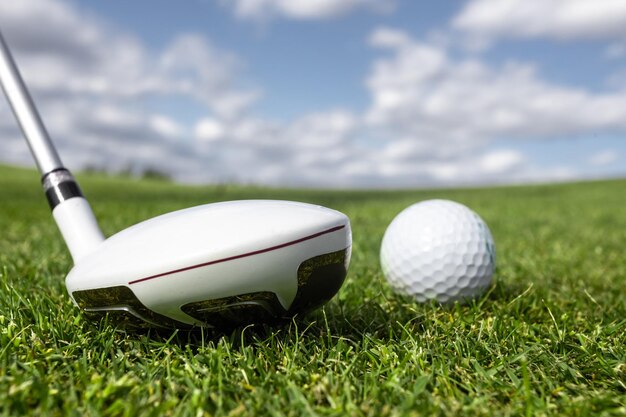 Zdjęcie piłka do golfa na boisku