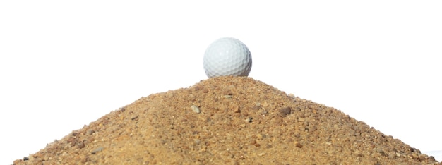 Piłka golfowa wybucha z bunkuru piaskowego Golfer uderza piłkę za pomocą kija do piasku wybuch do zieleni Piłka golfowa uderza w piaskowy bunkar wybuch Biały tło izolowany ruch zamrażania