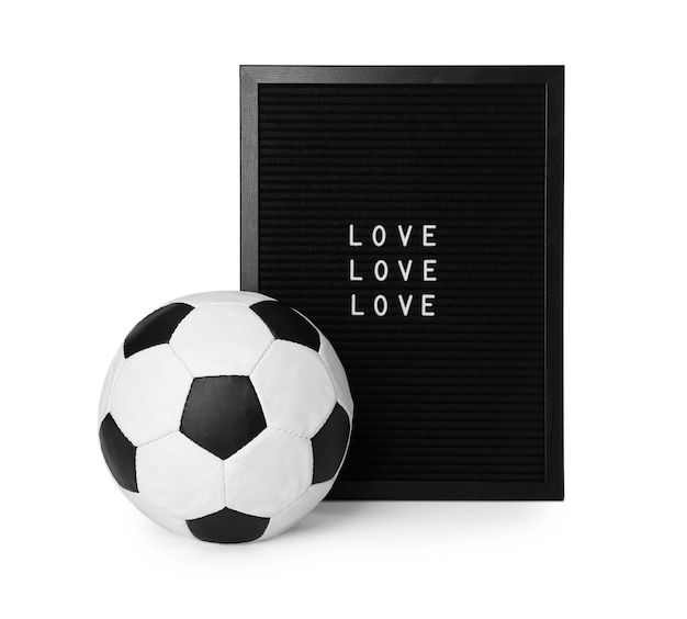 Piłka nożna i tablica listowa ze słowami Miłość na białym tle