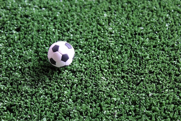 Piłka nożna na boisku do piłki nożnej z miejsca na kopię Sportowa koncepcja piłki nożnej
