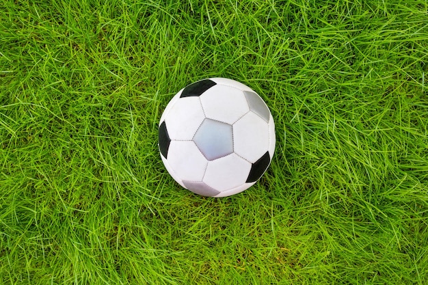 Zdjęcie piłka nożna na zielonej trawie widok z góry