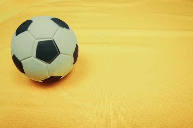 Piłka nożna na żółtym tle dla miejsca w mediach społecznościowych na tekst