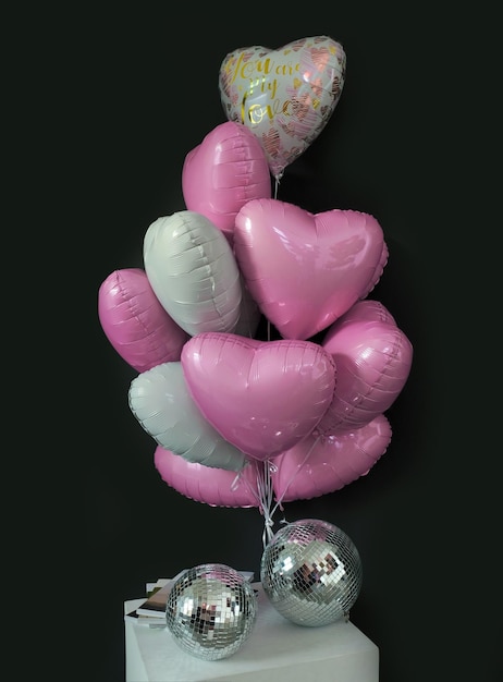 Piłka różowe tło walentynki szary prezent balon żelowy powietrze