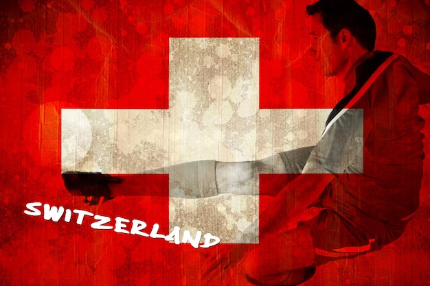 Zdjęcie piłkarz w czerwieni kopie przeciwko flagi szwajcarii w efekt grunge