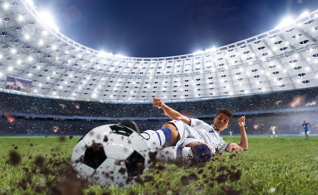 Piłkarze w akcji na profesjonalnym stadionie