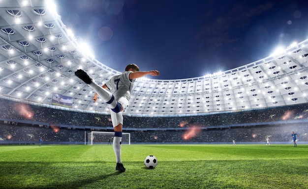 Piłkarze w akcji na profesjonalnym stadionie