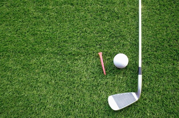 Piłki golfowe i kije golfowe na zielonej trawieSprzęt golfowy w widoku z górySporty, w które ludzie na całym świecie grają podczas wakacji dla zdrowia