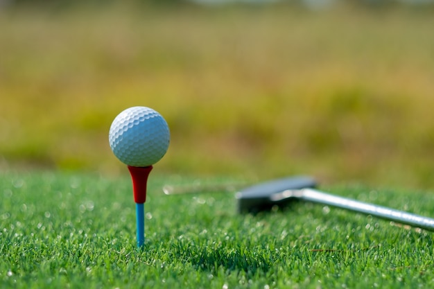 Piłki golfowe na sztucznej trawie z rozmyciem tła