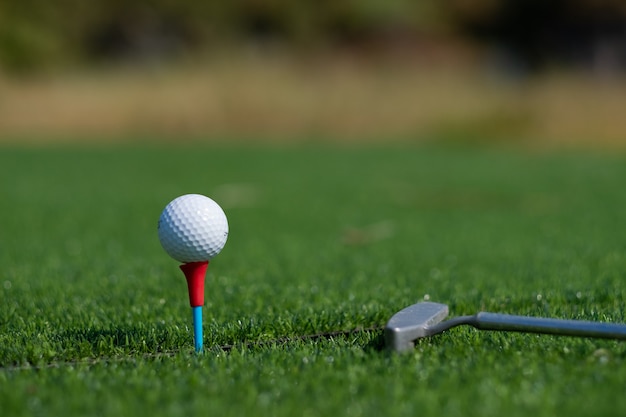 Piłki golfowe na sztucznej trawie z rozmyciem tła