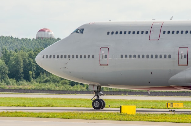 Pilot kokpitu nosa dwupiętrowego samolotu na pasie startowym lotniska.