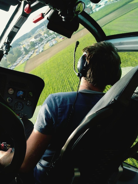 Zdjęcie pilot śmigłowca latający nad krajobrazem