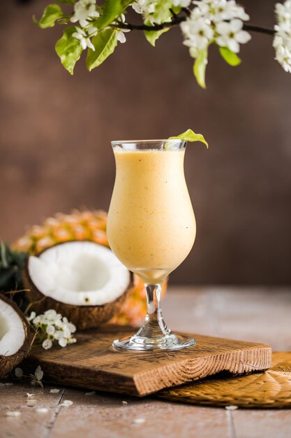 Pina colada ananasowy koktajl lub Lassi na rustykalnym drewnianym stole