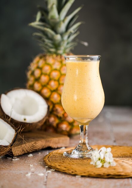 Pina Colada Ananasowy Koktajl Lub Lassi Na Rustykalnym Drewnianym Stole