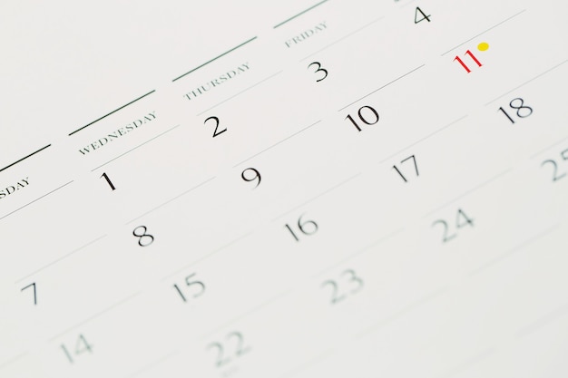 Pinezka w koncepcji kalendarza dla przypomnienia o zajętym terminie i spotkaniu