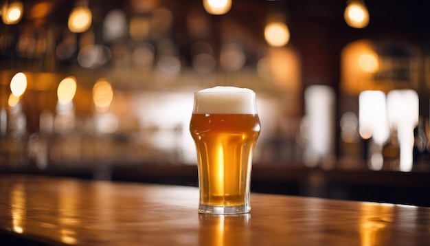pint piwa rzemieślniczego z pianką podawany w chłodzonej szklance pełnej
