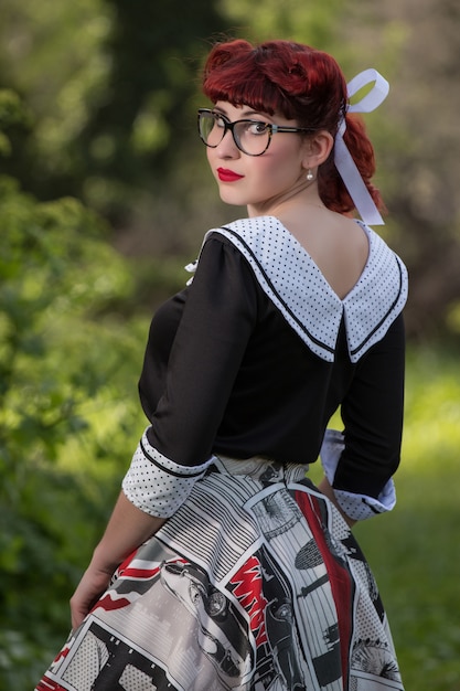 Pinup dziewczyna na naturze