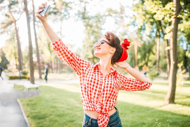 Pinup Sexy Pani Sprawia, że Selfie Na Aparacie W Parku