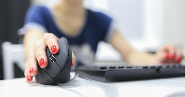 pionowa mysz komputerowa w kobiecej dłoni