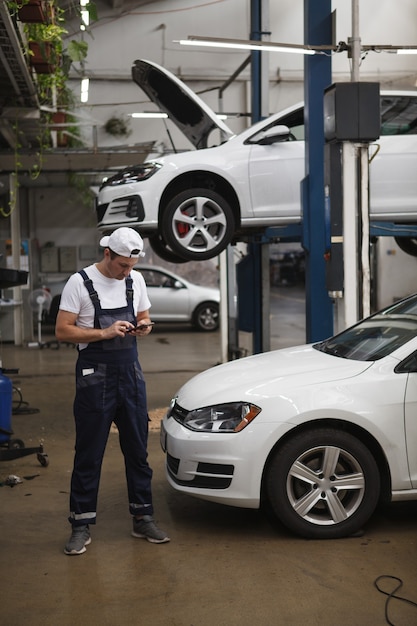 Pionowe Pełne Ujęcie Profesjonalnego Mechanika Samochodowego Pracującego Na Stacji