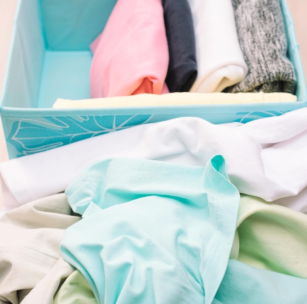 Pionowe przechowywanie odzieży Wiosenne sprzątanie pokoju koncepcji sprzątania szafy