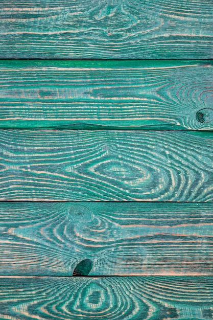 Pionowe tło teksturowane drewniane deski pomalowane zieloną farbą.