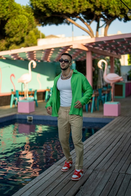 Pionowe ujęcie białego kaukaskiego faceta pozującego do sesji zdjęciowej w basenie