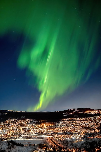 Pionowe ujęcie pięknych zorzy polarnej nad Lillehammer w Norwegii.