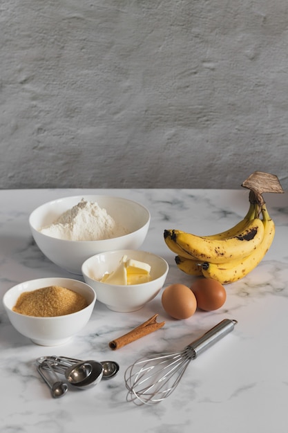 Pionowe Ujęcie Składników Do Pieczenia Chleba Bananowego W Kuchni