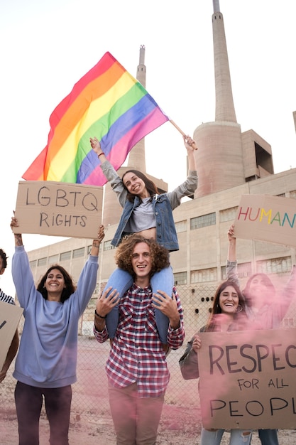 Pionowe zdjęcie wesołej dumy gejowskiej i demonstracyjnej grupy aktywistów lgbt os ludzie wspierający homo...