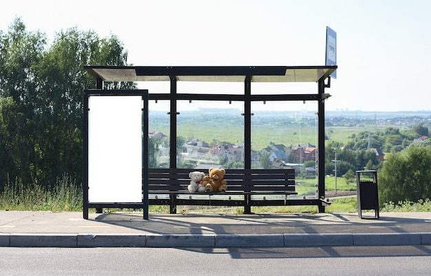 Pionowy Biały Billboard Na Przystanku Na Ulicy Miasta Letni Słoneczny Dzień Misie Na Przystanku