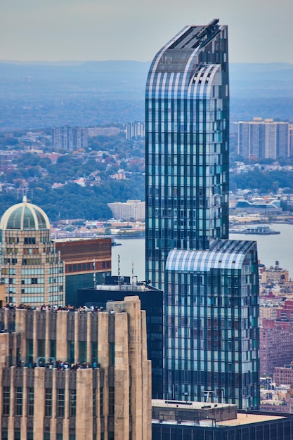 Pionowy detal wieżowca w Nowym Jorku od góry z zakrzywionym blatem i niebieskim szkłem