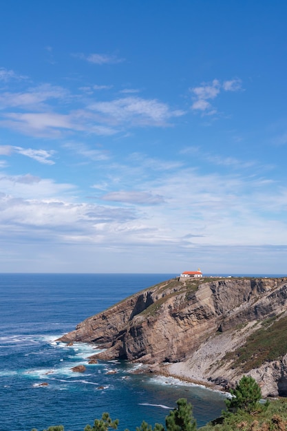 Pionowy krajobraz Cape Vidio widok latarni morskiej Cape Vidio i plaży Pena Doria Asturia Cudillero Ovinana Kopia kosmiczna