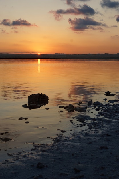 Pionowy krajobraz nad jeziorem o zachodzie słońca