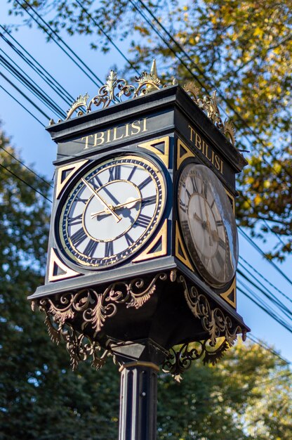 Zdjęcie pionowy ujęcie klasycznego stylu zegara ulicznego w tbilisi w gruzji