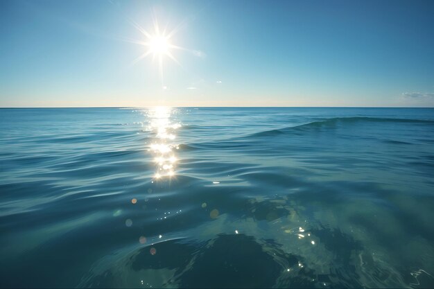 Pionowy ujęcie morza odzwierciedlające słońce z czystym niebieskim niebem