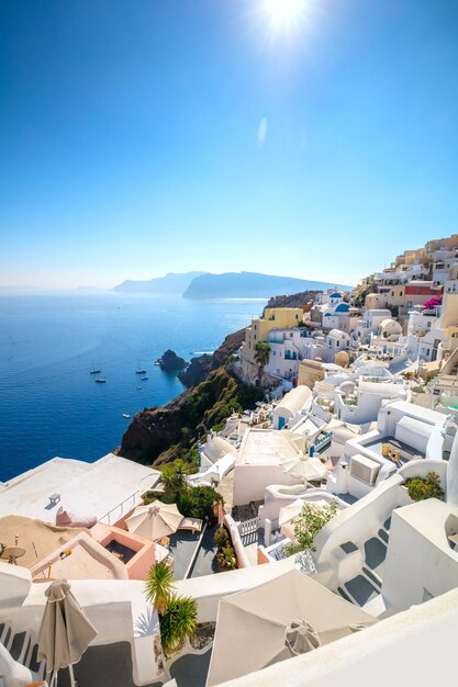 Pionowy widok na słynną Oia Santorini Grecja Malowniczy widok na tradycyjne domy Cyklad Santorini Oia Village Santorini Greece