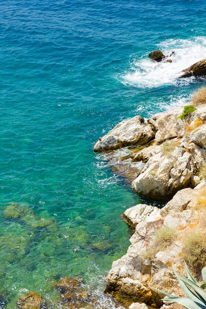 Pionowy widok na turkusowe wody Morza Egejskiego. Letnie wakacje nad morzem