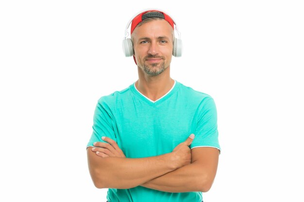 Piosenka może wyjaśnić, jak się czuję. Nieogolony mężczyzna słucha piosenki. Słuchanie piosenki. Nowoczesne życie. Nowa technologia. Ciesz się odtwarzaniem utworów w słuchawkach. Muzyka i dźwięk. Styl mody casual.