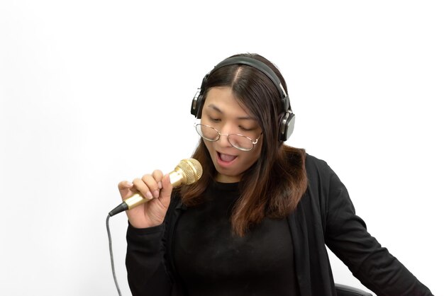 Piosenkarka LGBTQ śpiewa piosenkę z mikrofonem