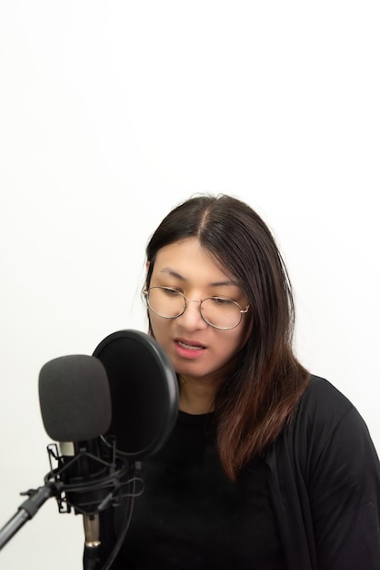 Piosenkarka LGBTQ śpiewa piosenkę z mikrofonem