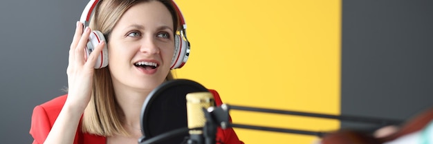 Piosenkarka W Słuchawkach śpiewająca Piosenkę Do Mikrofonu W Studiu Nagraniowym