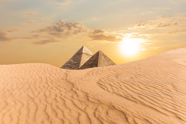 Piramida Chefrena i Piramida Menkaure z wydm w Egipcie