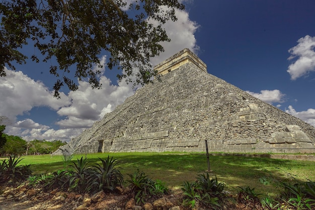 Piramida Chichen Itza Przefiltrowane przez roślinność #3