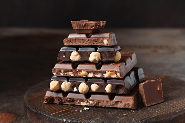 Piramida ciemnej i białej czekolady ciemne zdjęcie