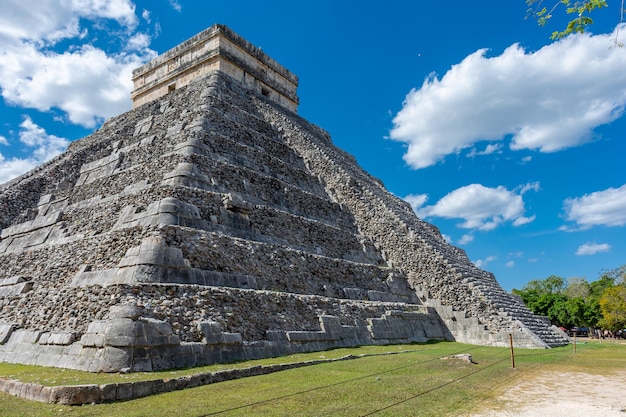 Piramida Majów Kukulkan w Meksyku, starożytne miasto Chichen Itza